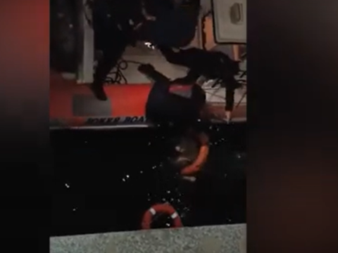 Bulvarda dənizdə batan gənc xilas edildi - VİDEO