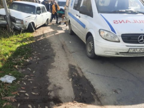 Maşın dirəyə çırpıldı - yaralılar var&nbsp;