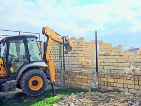 Sarayda tikilən ev söküldü - FOTO