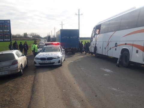Avtobus&nbsp;"Kamaz"la toqquşdu, yaralılar var - Hadisə yerindən GÖRÜNTÜLƏR