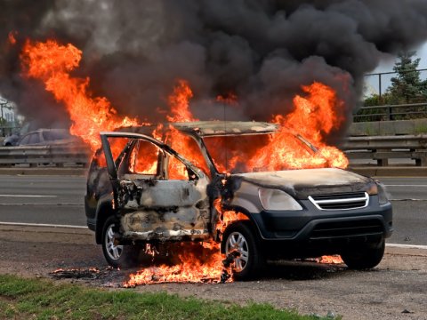 Polisdən qaçmaq istəyən narkokuryer maşınını YANDIRDI