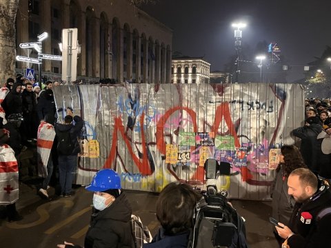 Tbilisidə barikadalar quruldu: parlamentin şüşələri SINDIRILDI - VİDEO