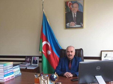 Kiməsə ağız açmağı xoşlamayan professor...