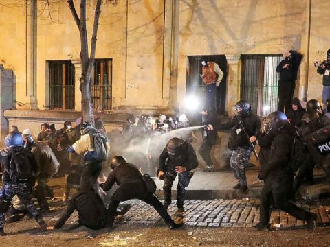 Gürcüstanda etirazçılarla polis arasında toqquşma: yaralılar var - VİDEO