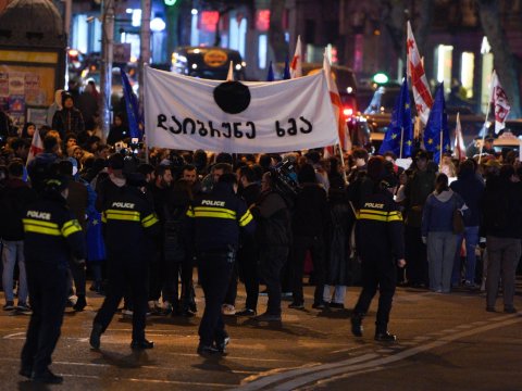 Tbilisdə polis Rustaveli prospektini bağladı