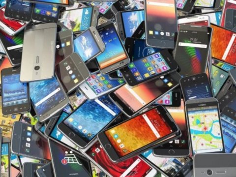6300 manatlıq mobil telefonlar OĞURLANDI