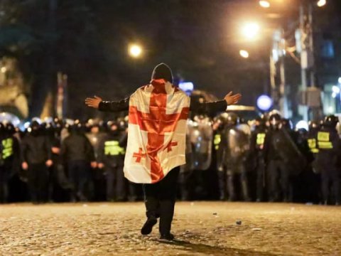 Gürcüstanda banklar, şirkətlər etirazları DƏSTƏKLƏDİ