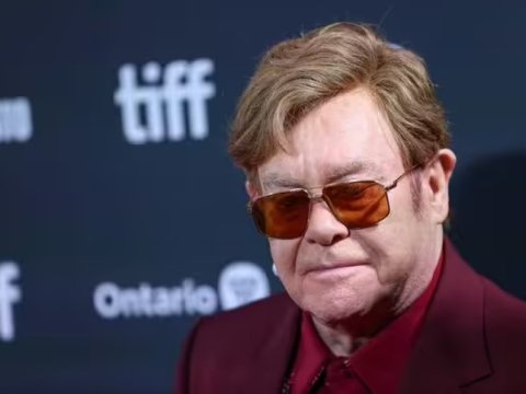 Elton Con görmə qabiliyyətini İTİRİB