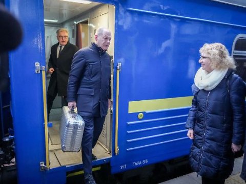 Kansler gümüşü çemodanda nələr daşıyırmış...