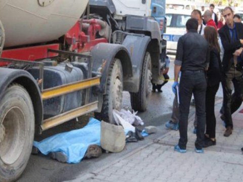 46 yaşlı qadını yük maşını&nbsp;vuraraq öldürüb