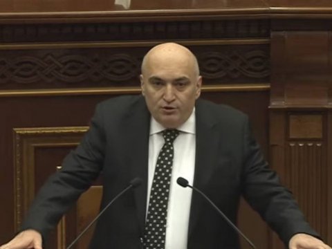 Ermənistan parlamentində yeni deputat and içdi