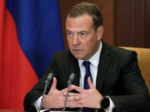 Medvedev bir neçə ölkə liderini istefaya çağırdı