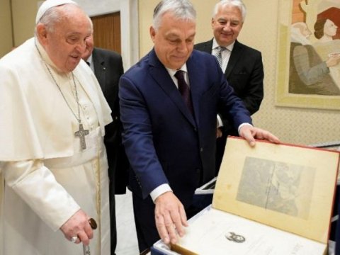 Roma papası Orbanla bir arada