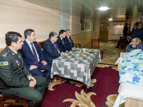 İcra başçısı şəhid atasını və qazini evlərində ziyarət edib - FOTO