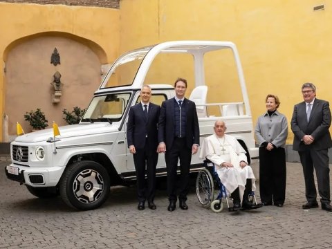 "Mercedes" Roma Papasına&nbsp;avtomobil hədiyyə etdi - FOTO