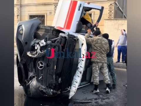 Bakıda təcili yardım maşını aşdı - Hadisə yerindən GÖRÜNTÜLƏR