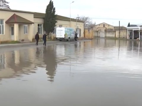 Gölməçəylə əhatə olunmuş internat məktəbi - VİDEO