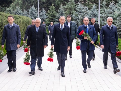 Nazirliyin kollektivi Heydər Əliyevin məzarını və Şəhidlər xiyabanını ziyarət edib - FOTO