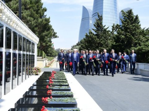 Beynəlxalq konfrans iştirakçıları Şəhidlər xiyabanı və "Türk şəhidliyi”ni ziyarət ediblər
