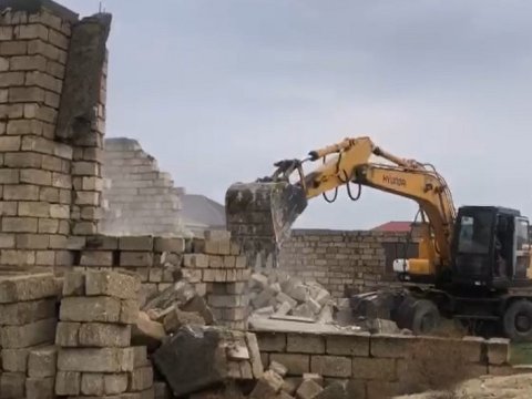 Binədə sənədsiz evlər söküldü - VİDEO