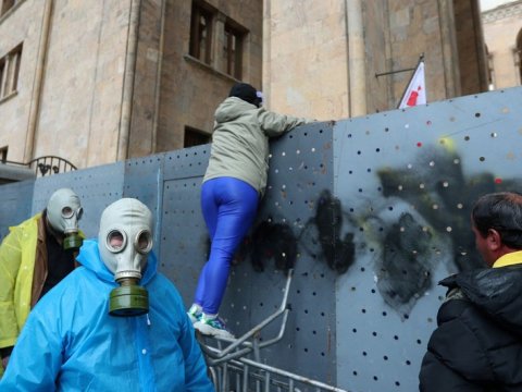 Gürcüstanda küçədə maska taxmaq qadağan edilə bilər