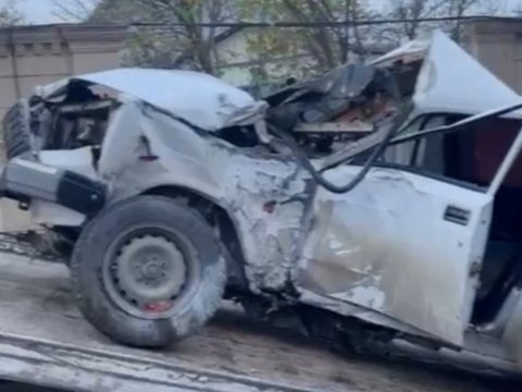 &nbsp;"VAZ-2107" ağaca çırpıldı - Xəsarət alan var