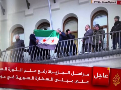 Suriya səfirliyində müxalifətin bayrağı qaldırıldı