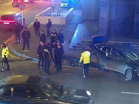 Bakıda qəza: işıqfor yararsız hala düşdü