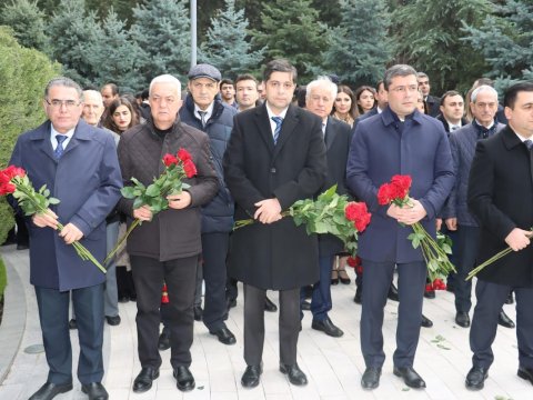 MEDİA-nın kollektivi Heydər Əliyevin məzarını ziyarət etdi - FOTOLAR