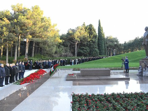 BMU-nun kollektivi Ümummilli Liderin məzarını ziyarət edib