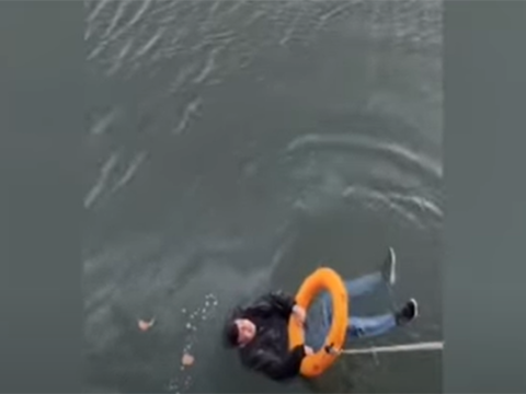 Bulvarda dənizə düşən şəxs belə xilas edildi - ANBAAN GÖRÜNTÜLƏR