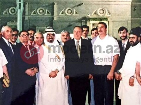 Bir şəklin tarixçəsi: Heydər Əliyev ilk dəfə Kəbədə - Onu kimlər müşayiət etmişdi...