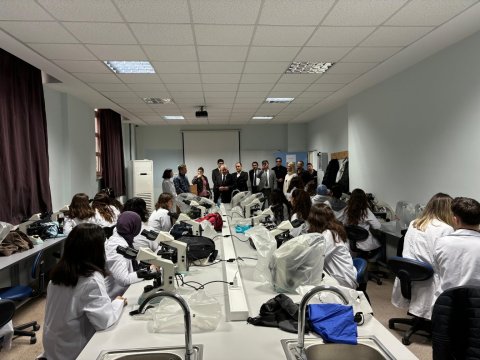 Azərbaycanlı rektor&nbsp;Türkiyədə tələbələrlə görüşüb - FOTO