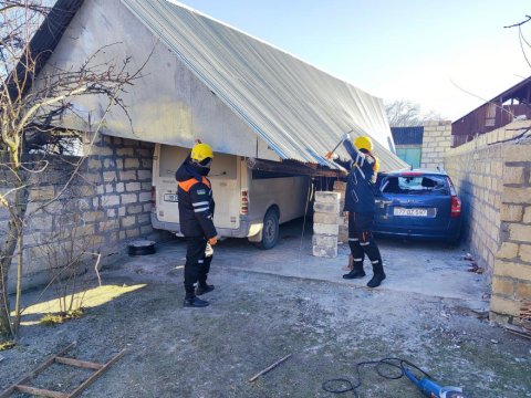 Qəbələdə külək&nbsp;talvarı avtomobillərin üstünə aşırdı - FOTO