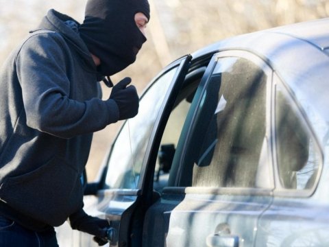 Bakıda maşından 10 min manat lotoreya bileti oğurlandı