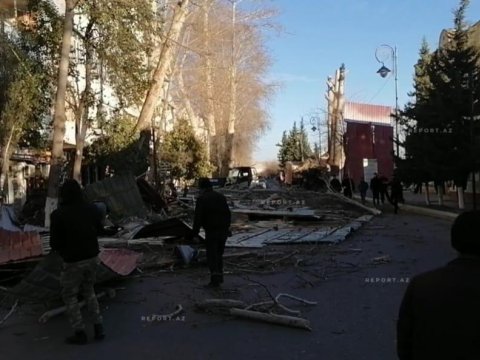 Üzərinə darvaza düşən kişi&nbsp;ÖLDÜ - YENİLƏNİB