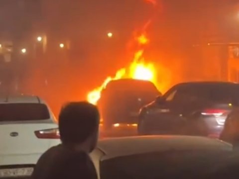 Bakıda küçənin ortasında "KİA" yandı - YENİLƏNİB