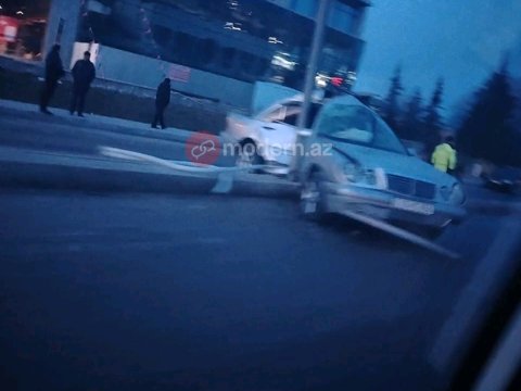 İsmayıllıda "Mercedes" işıq dirəyinə çırpıldı - FOTO