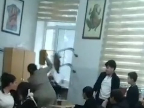 Təhsil eksperti şagirdə stul atan müəllimi müdafiə etdi: Uşaqda heçmi günah yoxdur?!