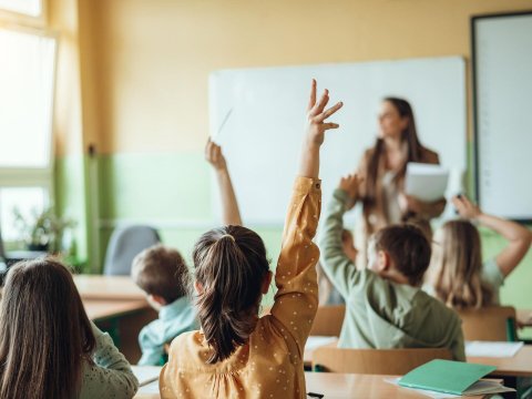 Bağlanan məktəblərin müəllimləri işsiz qalacaq? - AÇIQLAMA