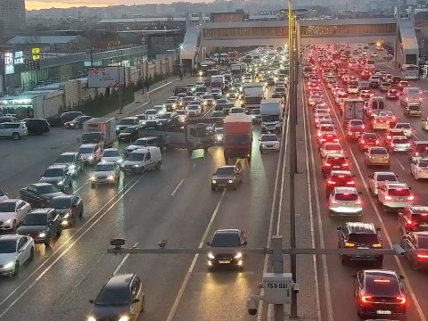 Nərimanovda qəza sıxlığa SƏBƏB OLDU