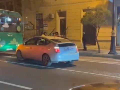 Bakıda "Prius" elektrik avtobusuna çırpıldı - VİDEO