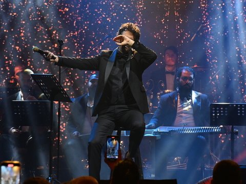 Səhnədə göz yaşlarını saxlaya bilmədi - FOTO