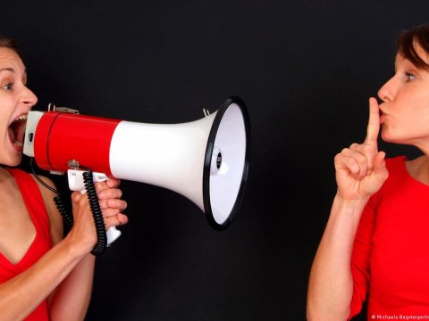 Yüksək səslə danışmaq psixi problemdir?