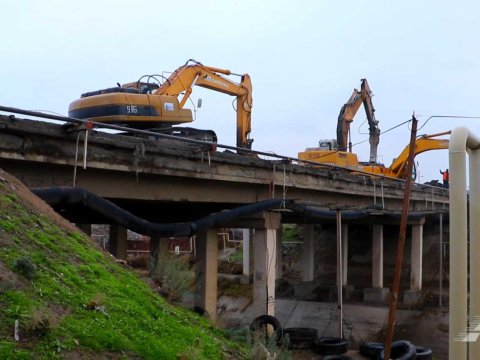 Sumqayıtla Sarayı birləşdirən körpü sökülür - Ərazidən ən son GÖRÜNTÜLƏR