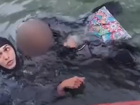 Bulvarda dənizə düşən qadın belə xilas edildi - VİDEO