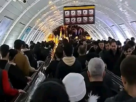Metroda eskalator dayandı: sıxlıq yarandı