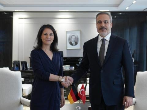 Fidan alman həmkarı ilə görüşdü