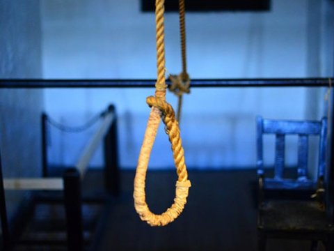 Qaynatasının evində özünü asdı