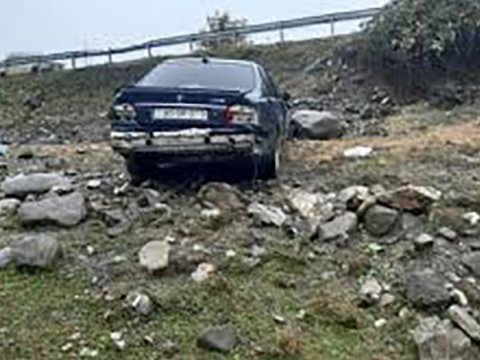 &ldquo;BMW&rdquo; ağaca çırpıldı: 2 nəfər YARALANDI